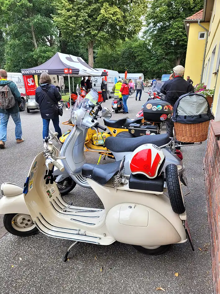 En rad scootrar och handlarmontrar på VC Hamburgs jubileum